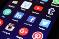 Wie Soziale Medien unerlaubte Inhalte von ihren Plattformen fernhalten (wollen)