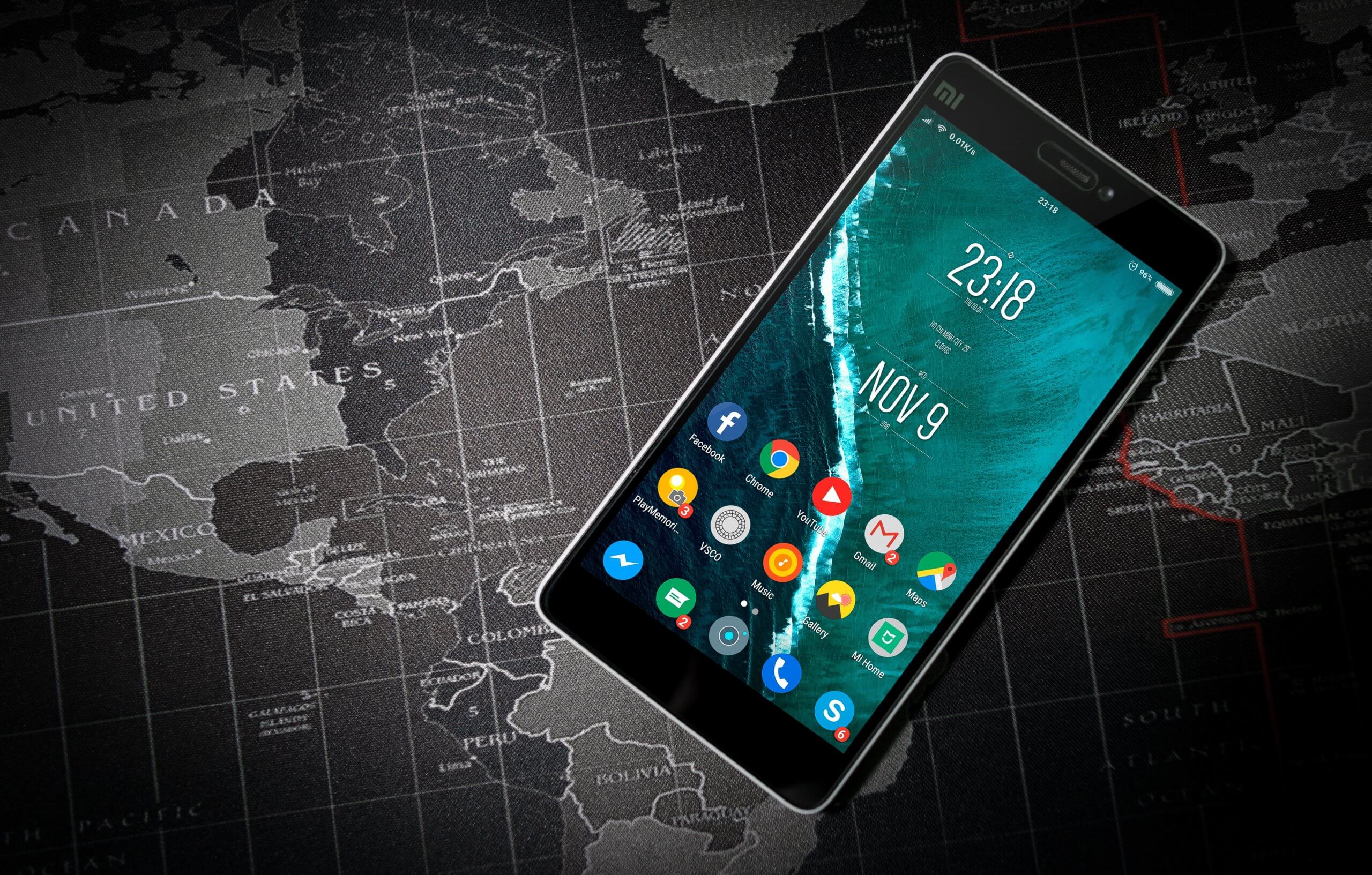 Smartphone auf Weltkarte