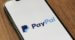 Smartphone zeigt Paypal-Logo