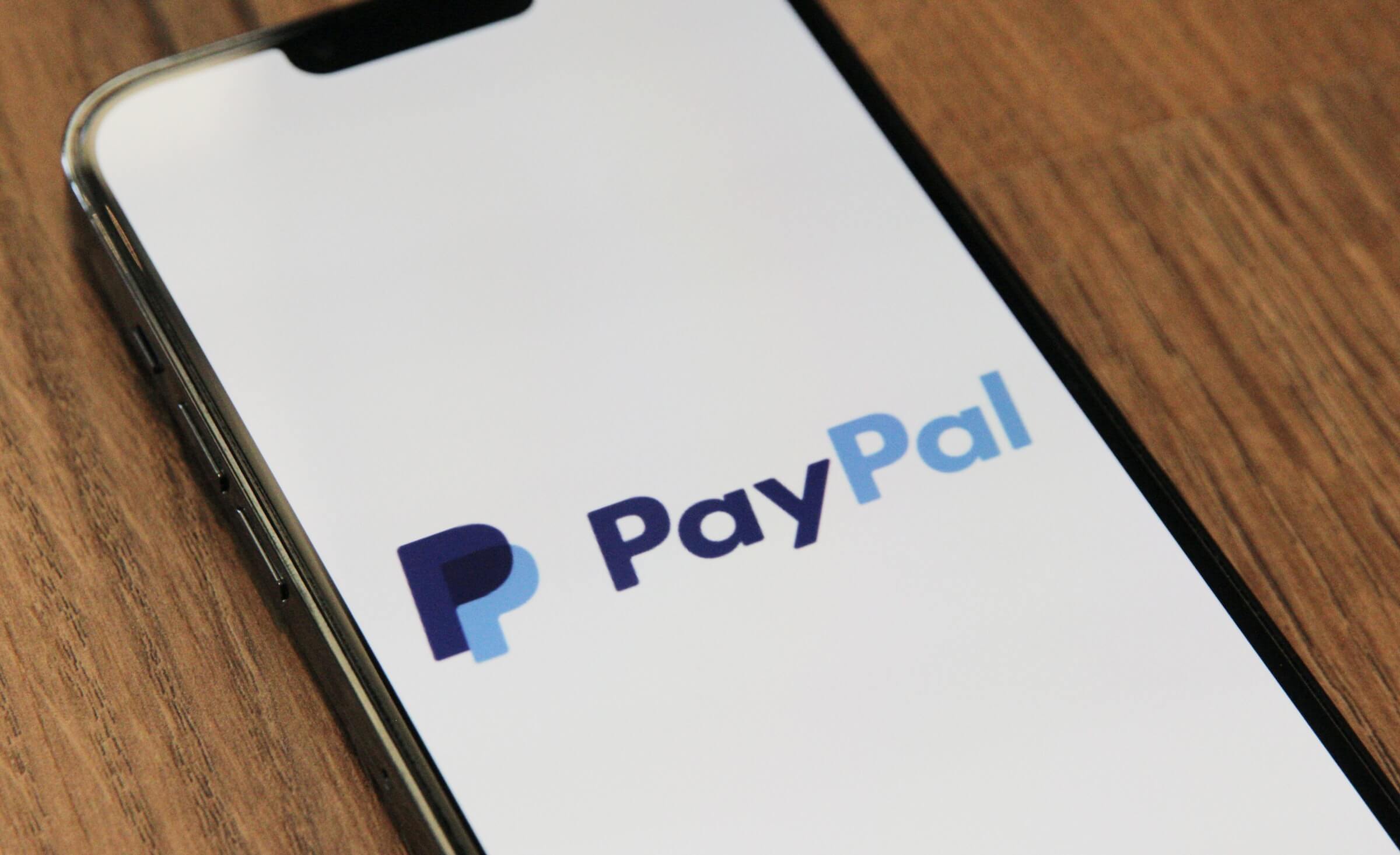 Smartphone zeigt Paypal-Logo