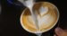 Tasse Kaffee wird eingegossen